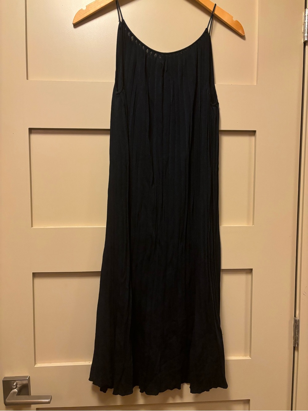 CLUB MONACO Pleated Knit Sleeveless Midi Dress Navy Scoop Spaghetti Strap Slinky